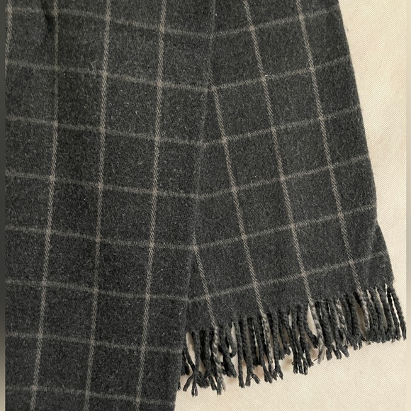 Brandy Melville dark grey grid scarf - Picture 2 of 2